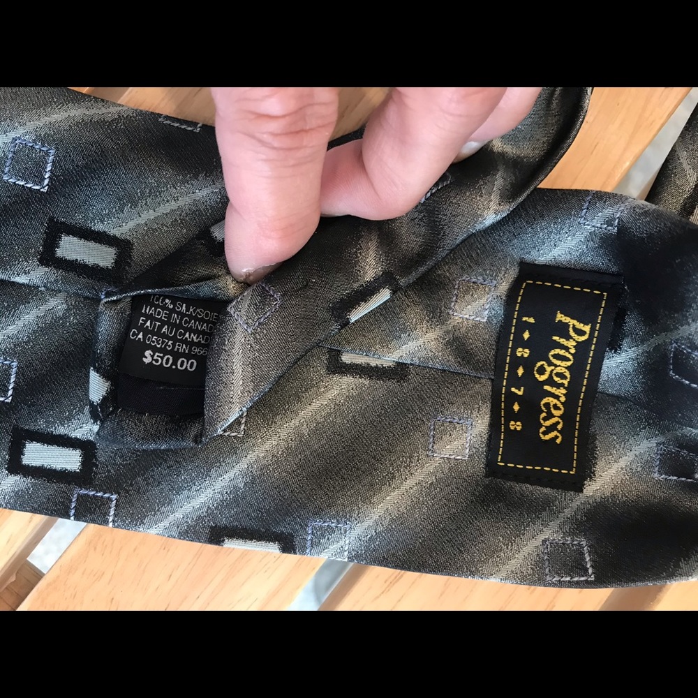 Menโs necktie ๐ - Picture 2 of 2